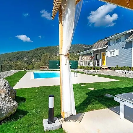 The Box House Seaview Private Pool